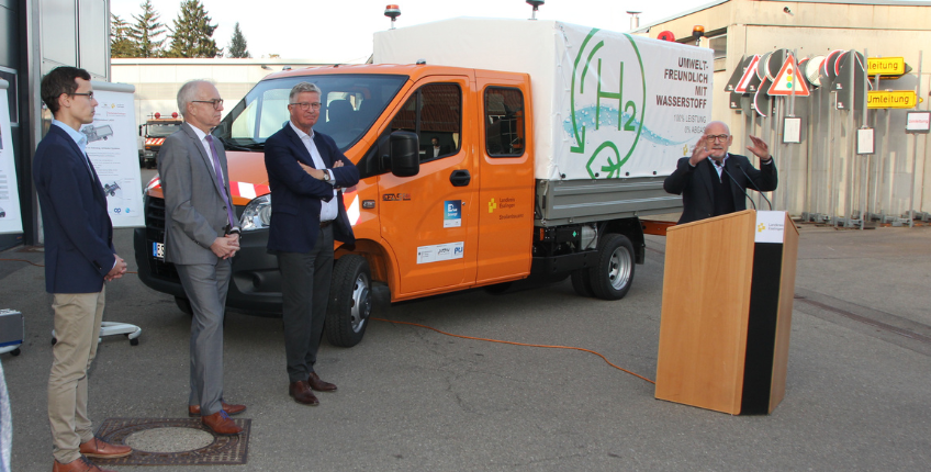 Premierenfahrt des ersten Brennstoffzellen-Fahrzeugs für Straßenbauamt des Landkreises Esslingen  