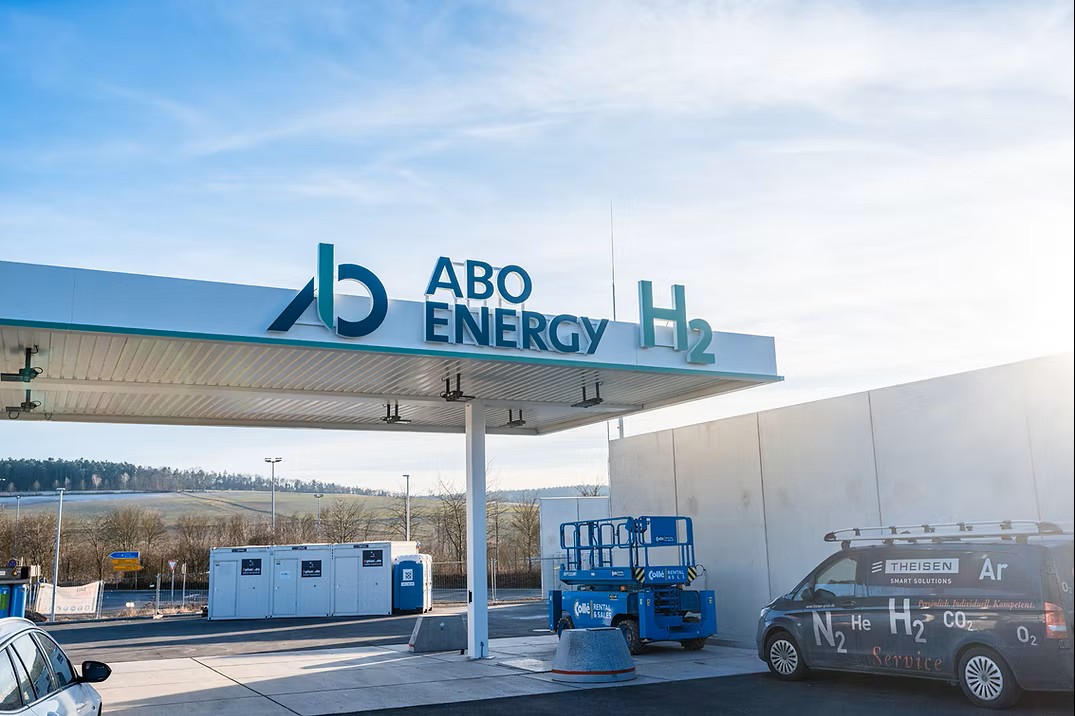 Sternfahrt Regierungspräsident Mark Weinmeister übergibt den Genehmigungsbescheid an Dr. Jochen Ahn. Die Personen von links: Bürgermeister Benjamin Tschesnok (Stadt Hünfeld), Dr. Jochen Ahn (ABO Energy), Dr. Thomas Nietsch (ABO Energy), Regierungspräsident Mark Weinmeister (Regierungspräsidium Kassel) und Verfahrensleiter Christian Rippl (Regierungspräsidium Kassel).